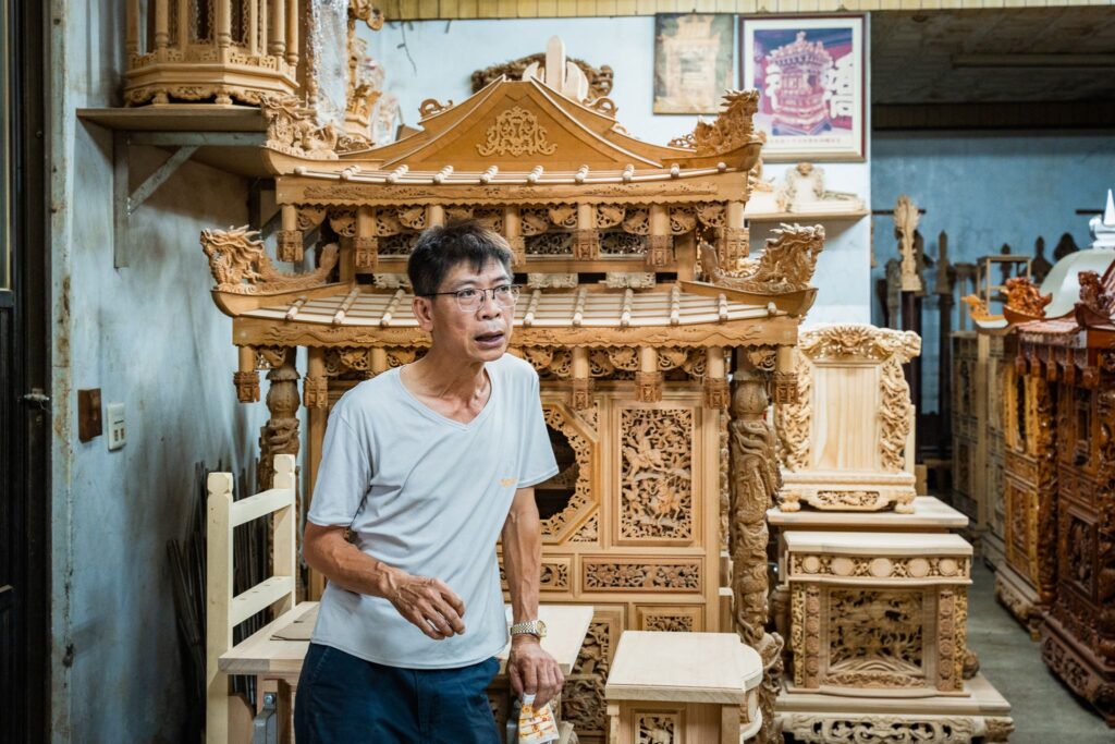 鹿港木雕職人與參與者在工作現場交流