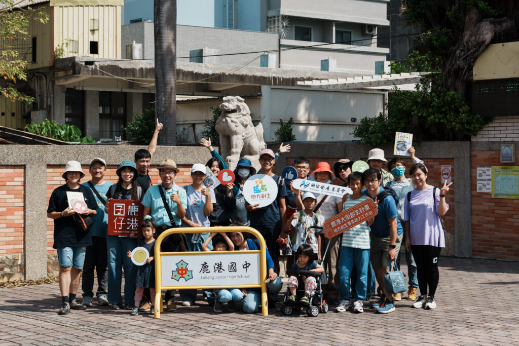 參與者跟隨導覽走讀鹿港街區