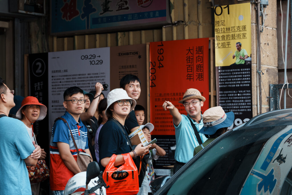 旅客跟隨導覽走進鹿港街道博物館展點