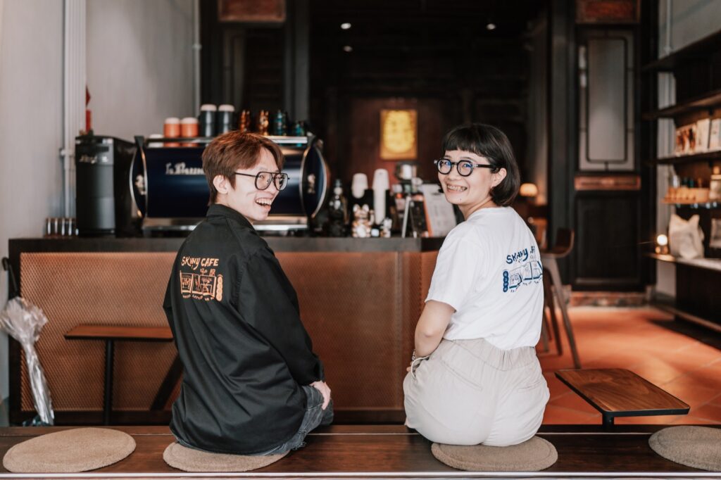 Skinny Cafe 瘦子咖啡鹿港大街店兩位夥伴在咖啡吧台前互動