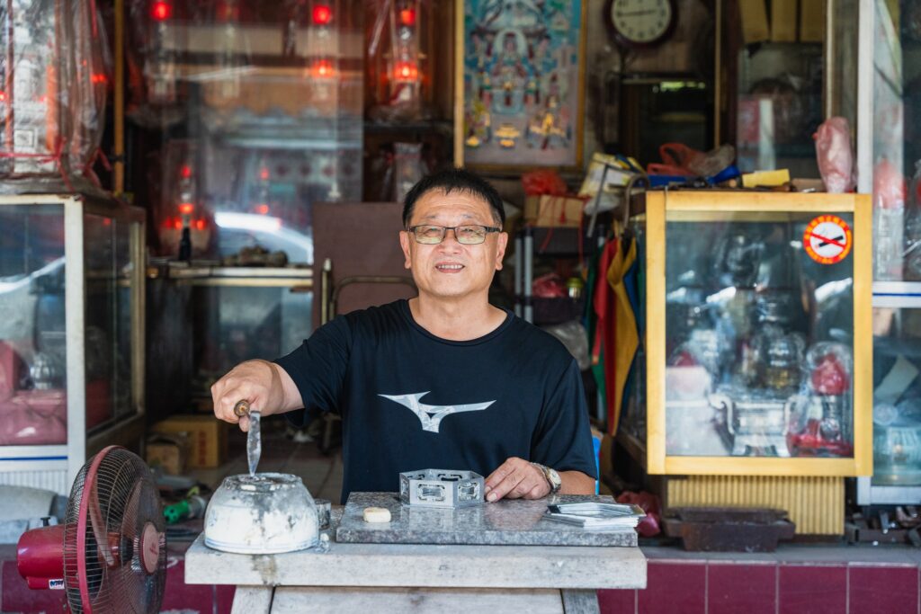 鹿港錫器職人在店內工作