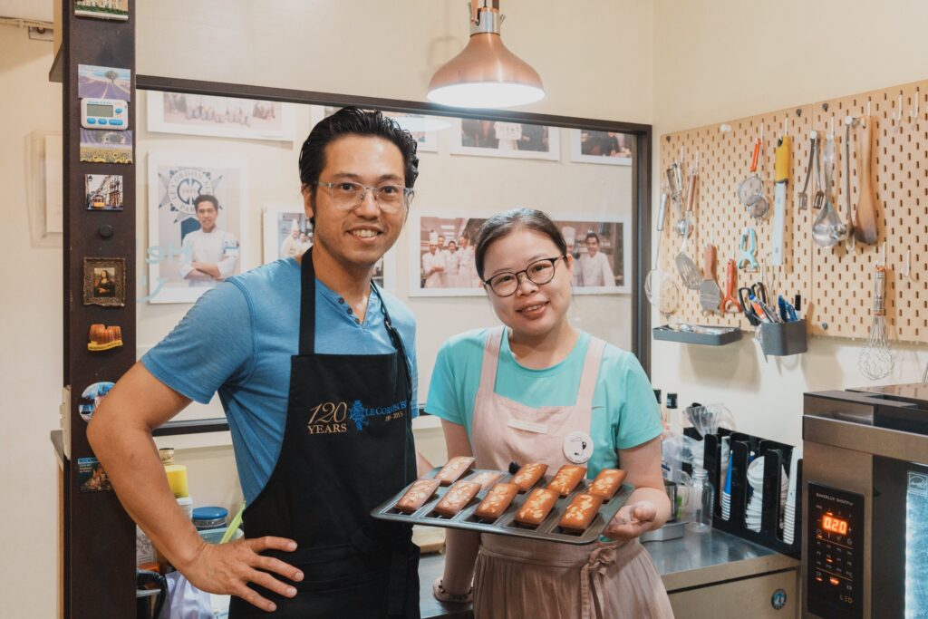 鹿港店家經營者在工作空間展示烘焙成果