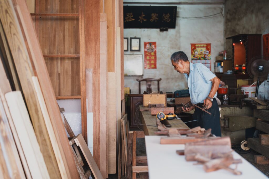 鹿港木工職人在工坊中製作木器
